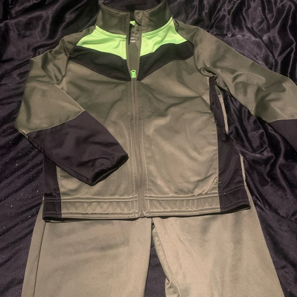 Boys Classic Jogger Set Green/Black glow in the dark jogger jacket Size 10/12 - Picture 5 of 8